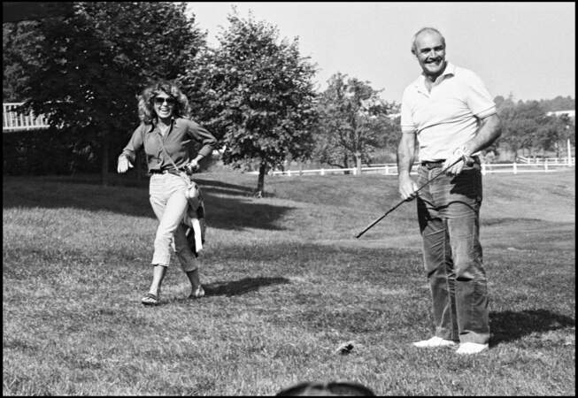 Partie de golf entre Sean Connery et sa femme Micheline Roquebrune en 1981