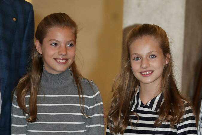 Le princesse Leonor d'Espagne et l'infanta Sofia, sa petite sœur, à Barcelone, le 5 novembre 2019.