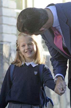 Leonor d'Espagne accompagnée de son père le Prince Felipe lors de la rentrée des classes en septembre 2012