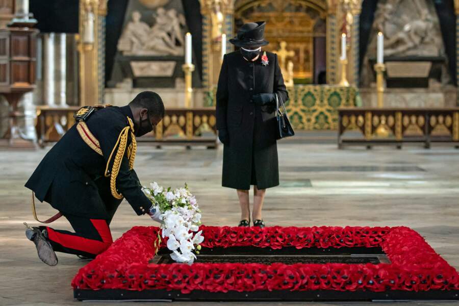 Le bouquet, composé d'orchidées et de myrte, rappelait celui du mariage de la reine Elizabeth avec le prince Philip.