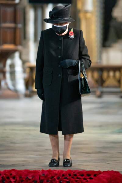 Vêtue de noir, la reine Elizabeth s'est recueilli devant la tombe du soldat inconnu.