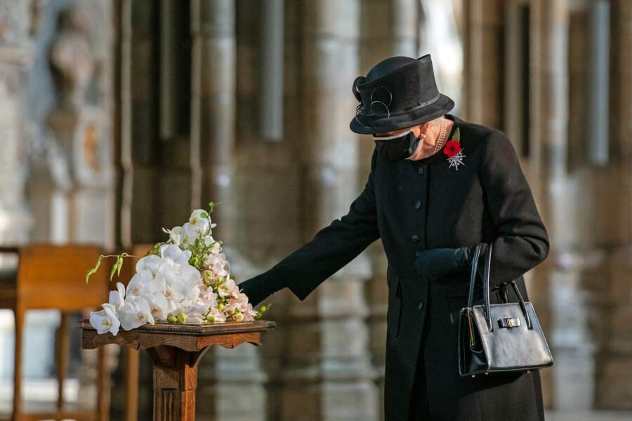 Pour ce Remembrance day particulier, la reine Elizabeth a déposé un bouquet de fleurs sur la tombe.