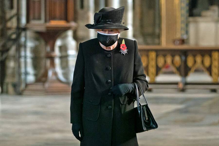 Pour l'occasion, la reine Elizabeth a assorti son masque à son tailleur.