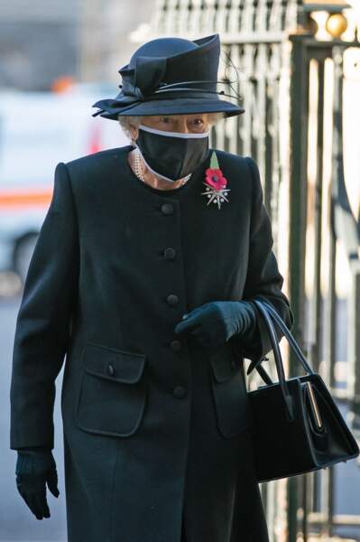 La reine Elizabeth a fait sa première sortie masquée ce mercredi 4 novembre.