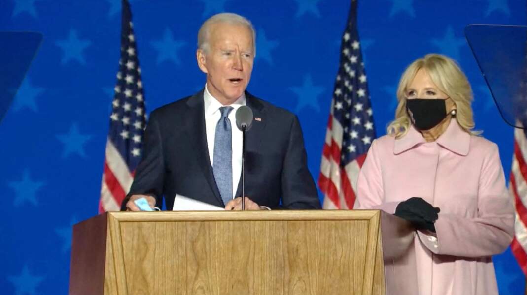 Joe Biden, au côté de sa femme, Jill, s'adressant aux Américains le jour du vote pour les élections présidentielles le 3 novembre 2020.