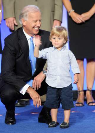 Joe Biden, avec l'un de ses petits-enfants, lors de la campagne présidentielle américaine de 2008. 