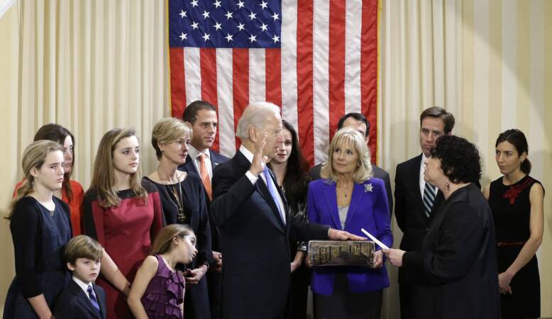 Joe Biden et toute sa famille, au moment de prêter serment devant la cour suprême des Etats-Unis, en janvier 2013. Il est notamment entouré de ses enfants et petits-enfants. 
