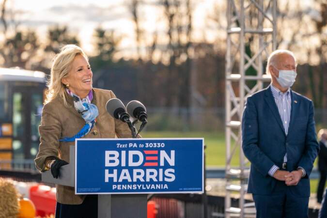 Jill Biden, au côté de son mari, lors d'un meeting à Dallas, pour les élections présidentielles américaines, le 24 octobre 2020.