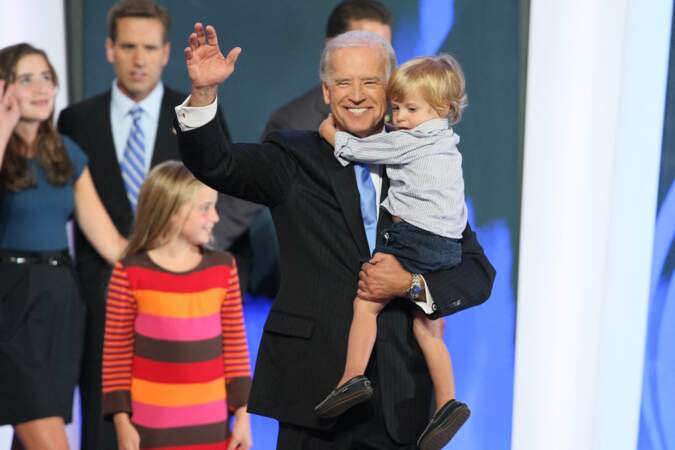 Joe Biden, avec ses petits enfants, lors de la campagne de 2008 pour l'élection américaine. 