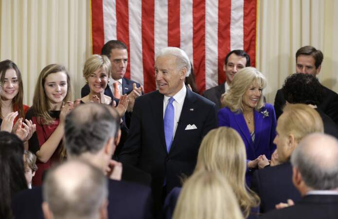 Joe Biden, avec son épouse Jill, ses enfants et petits-enfants, lors de sa cérémonie d'investiture le 20 janvier 2013, à Washington. 