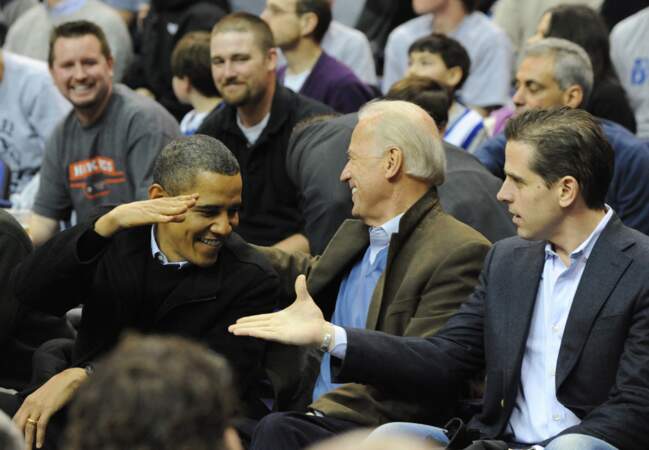 Joe Biden, avec son fils Hunter, et Barack Obama, lors d'un match de basket-ball, le 30 janvier 2010. 