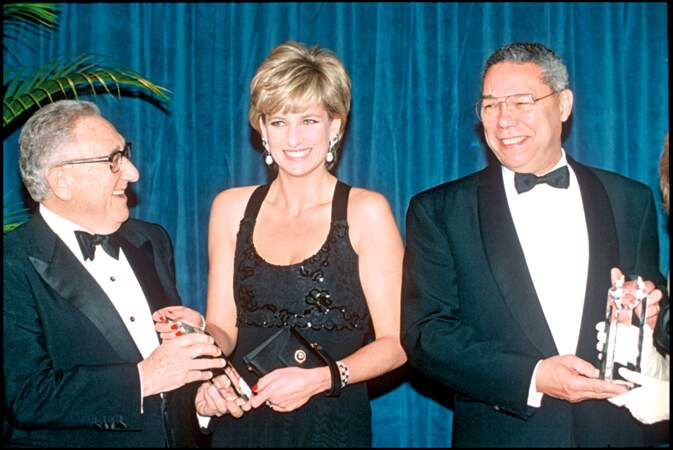 La princesse Diana, Henry Kissinger et Colin Powell à la soirée "Humanitarian of the Year Award", à New York, en 1995