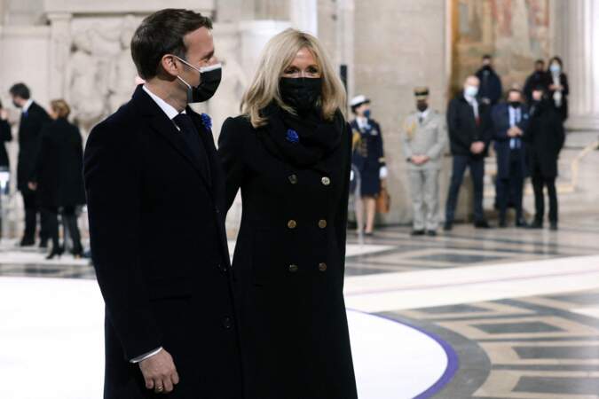 Emmanuel et Brigitte Macron vont accueillir leurs invités du soir, toujours bras dessus bras dessous