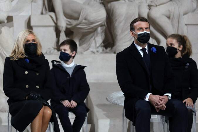 Tous les convives portaient le masque pour cette cérémonie au Panthéon