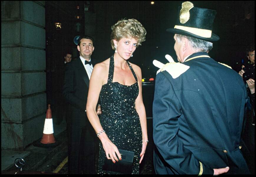Lady Diana harcelée par les photographes à la sortie du Ritz à Londres, le 21 juin 1994