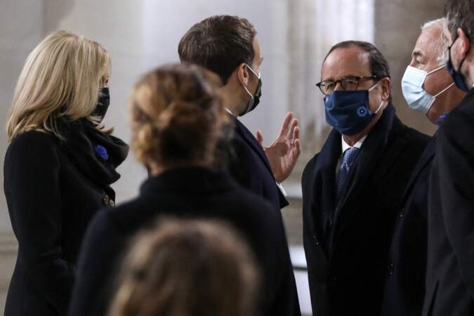 Emmanuel Macron s'entretient avec François Hollande et Gérard Larcher sous le regard de Brigitte Macron