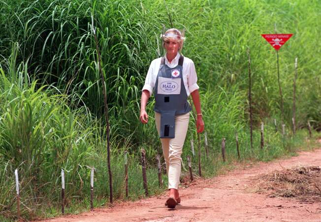 La princesse de Galles visite un champ de mines anti-personnelles à Dirico en Angola, le 15 janvier 1997