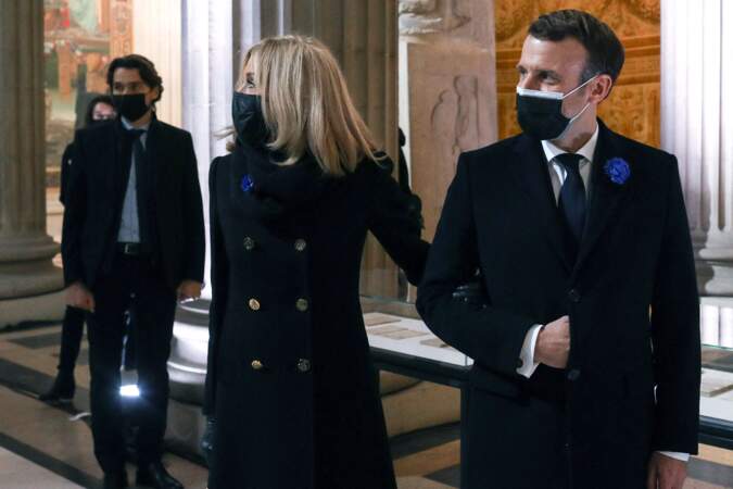 Emmanuel et Brigitte Macron quittent la cérémonie de panthéonisation de Maurice Genevoix, toujours bras dessus bras dessous
