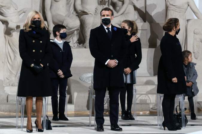 Emmanuel Macron et Brigitte Macron durant la cérémonie de panthéonisation de Maurice Genevoix