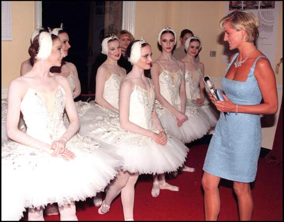 La princesse Diana vient saluer le ballet de danseuses à Londres, le 3 juin 1997