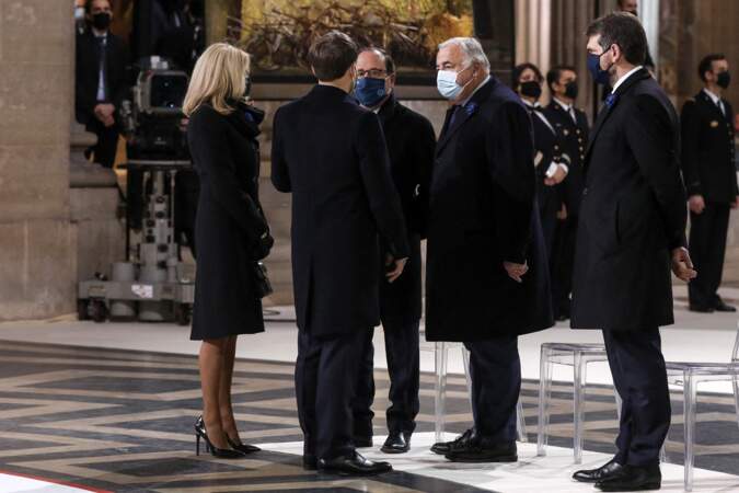 Brigitte et Emmanuel Macron retrouvent François Hollande et Gérard Larcher