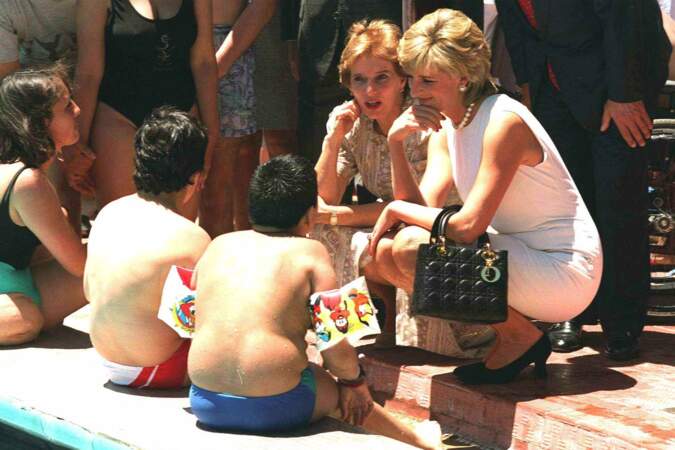 La princesse Diana en Argentine avec des enfants, en 1995