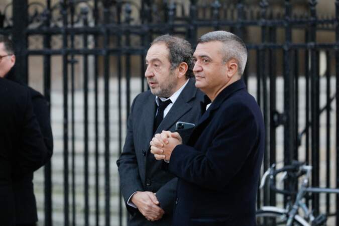 Patrick Timsit et Thomas Langmann étaient présents à la sortie des obsèques de Cyril Colbeau-Justin, qui ont eu lieu à la basilique Sainte-Clotide de Paris, ce jeudi 12 novembre.