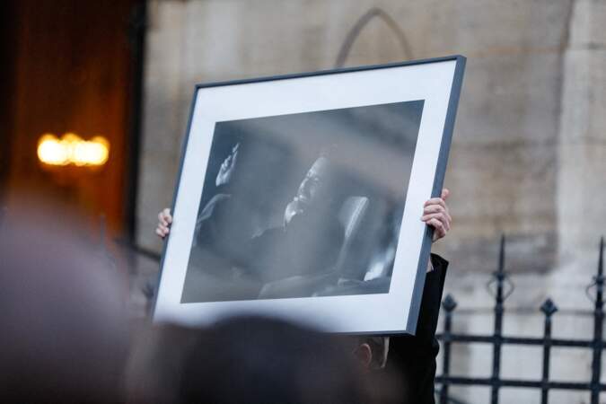 Une photo de Cyril Colbeau-Justin a été dévoilée à la sortie de ses obsèques, à la basilique Sainte-Clotilde, ce jeudi 12 novembre.