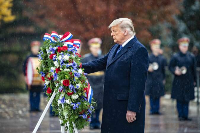 Donald Trump dépose une gerbe sur la tombe du soldat inconnu au cimetière national d'Arlington le 11 novembre 2020