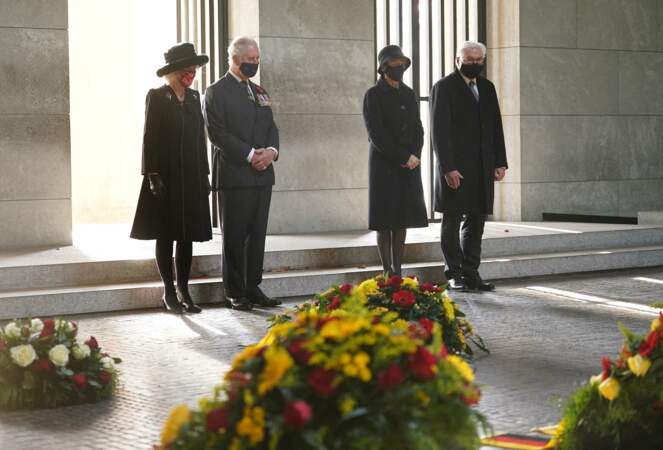 Le couple s'est rendu au mémorial Neue Wache dédié aux victimes de la guerre.