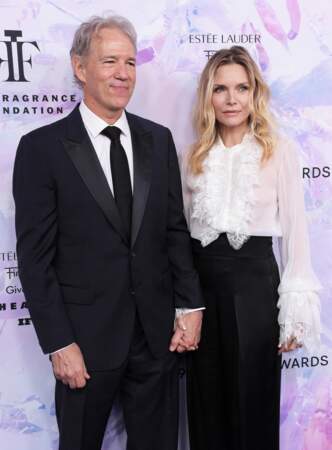 Michelle Pfeiffer et David E. Kelley, au photocall de la soirée des "Fragrance Foundation Awards" à New York, le 5 juin 2019.