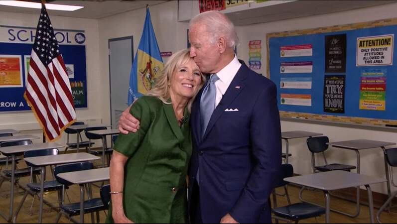 Profondément épris de sa femme, Joe Biden n'hésite pas à câliner Jill devant les caméras.