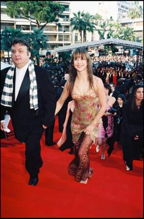 Sophie Marceau, sculpturale, lors de la montée des marches du Festival de Cannes en mai 1998