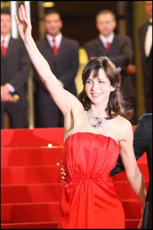 Sophie Marceau, sublime et incendiaire en rouge à Cannes