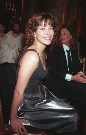 En 1998, Sophie Marceau se laisse aller à une rare "folie" capillaire pour assister au défilé Dior haute couture printemps-été