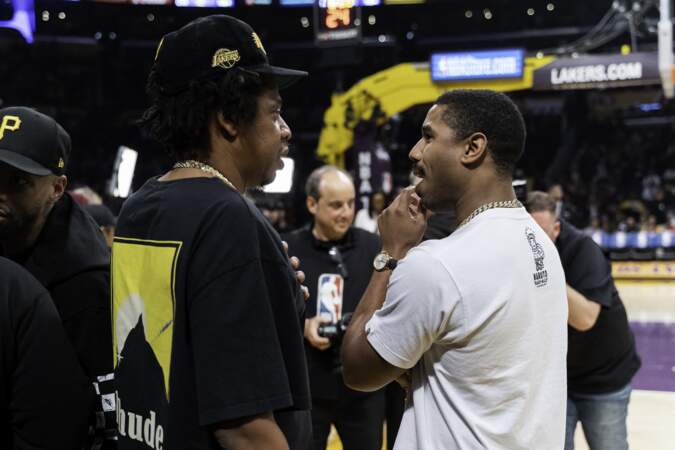 Michael B.Jordan discute avec Jay Z au match de basketball NBA opposant les Los Angeles Lakers aux Milwaukee Bucks au Staples Center à Los Angeles, le 6 mars 2020