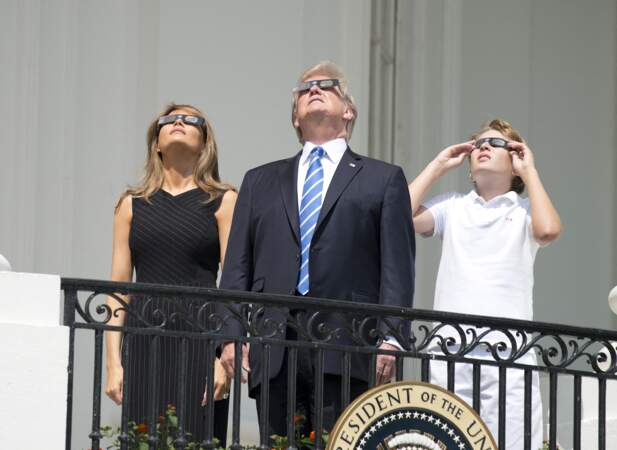 Barron Trump regarde l'éclipse solaire au balcon présidentiel de la Maison-Blanche, en aout 2017