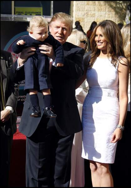 Barron Trump montré fièrement par son père aux photographes en 2007