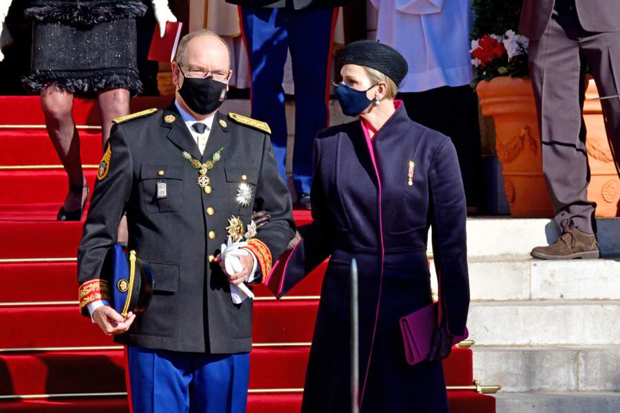 Le prince Albert II et son épouse Charlene sont apparus complices à leur sortie de la cathédrale de Monaco.