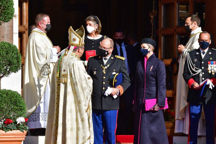 À sa sortie de la cathédrale de Monaco, le prince Albert II de Monaco a échangé avec monseigneur Dominique-Marie David, l'archevêque de Monaco.