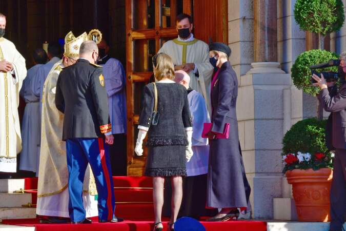 Caroline de Hanovre à son entrée dans la cathédrale de Monaco pour assister à la messe prévue à l'occasion de la Fête Nationale.