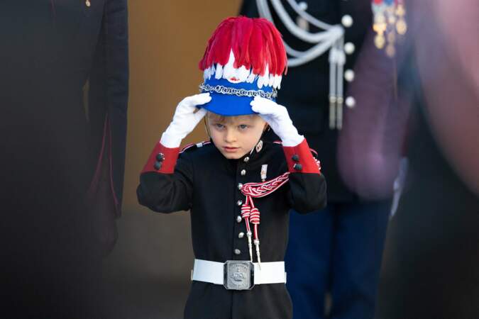 Comme l'année dernière, le prince Jacques portrait son uniforme de carabinier.