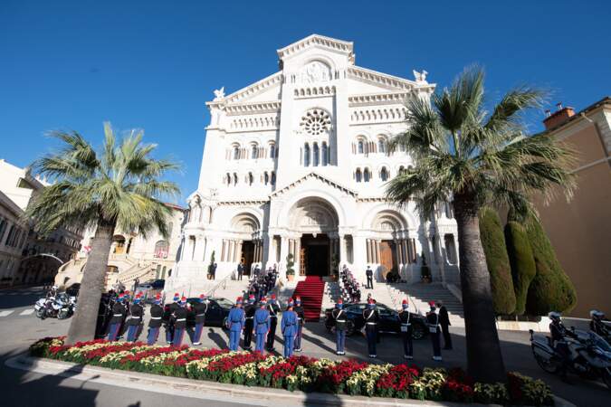 La cathédrale de Monaco parée de ses plus beaux atours en cette journée symbolique.