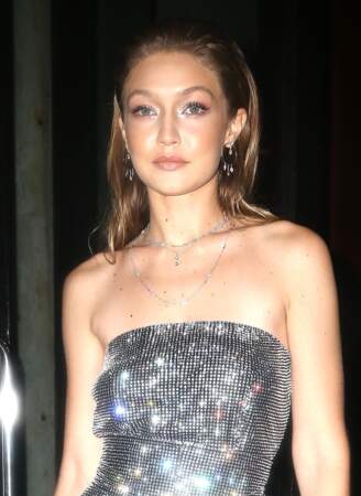 Gigi Hadid porte une combinaison à paillettes transparente à son arrivée à la soirée Messika x Gigi Hadid.