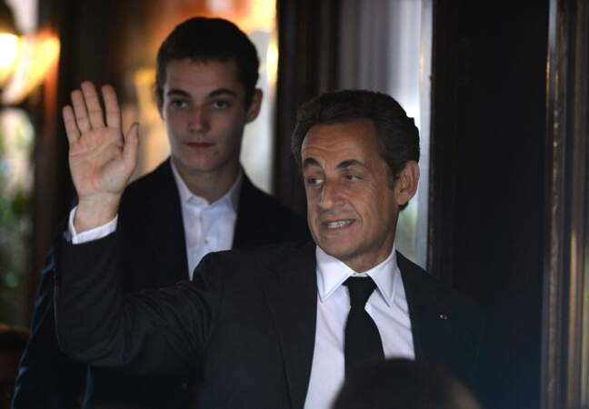 Nicolas Sarkozy et Louis Sarkozy de sortie au restaurant, en juillet 2014, à Paris.