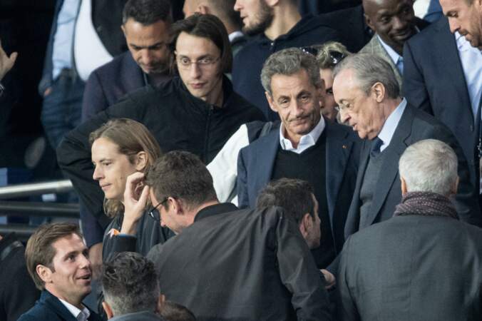 Pierre Sarkozy, avec son père Nicolas Sarkozy et le rappeur Roméo Elvis, dans les tribunes lors du match UEFA Ligue des Champions groupe A, opposant le Paris Saint-Germain (PSG) au Real Madrid au Parc des Princes à Paris, le 18 septembre 2019.