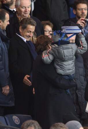 Nicolas Sarkozy, avec Jean Sarkozy et son petit-fils Solal, lors d'un match PSG - Angers au Parc des Princes à Paris, le 23 Janvier 2016. 