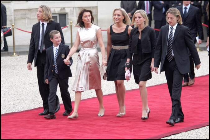 Jean Sarkozy, Louis Sarkozy et Pierre Sarkozy, accompagné de Cécilia Attias et de ses filles, lors de la passation de pouvoir entre Jacques Chirac et Nicolas Sarkozy en 2007. 