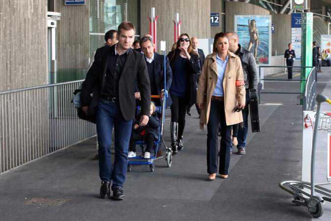 Nicolas Sarkozy, avec son épouse Carla Bruni et leur fille Giulia, à l'aéroport de Roissy le 30 avril 2014. 