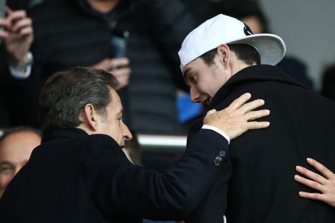 Nicolas Sarkozy et son fils Louis Sarkozy, lors d'un match PSG-Montpellier, au Parc des Princes, le 20 décembre 2014.